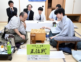 第５局を終え、感想戦で対局を振り返る藤井聡太王位（右）と渡辺明九段＝２８日午後、神戸市北区有馬町、中の坊瑞苑（撮影・大田将之）