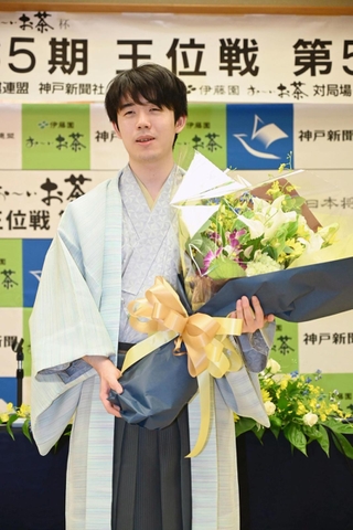王位５連覇を果たして永世王位の資格を獲得し、花束を手に持つ藤井聡太さん＝２８日午後、神戸市北区有馬町、中の坊瑞苑（撮影・大田将之）