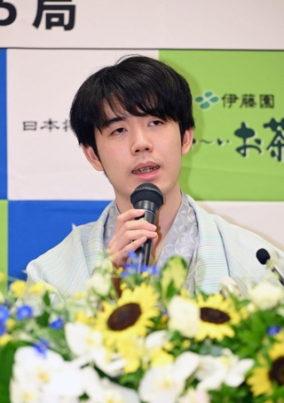 王位戦５連覇を果たし、会見に応じた藤井聡太王位＝２８日午後７時５６分、神戸市北区有馬町、中の坊瑞苑（撮影・大田将之）