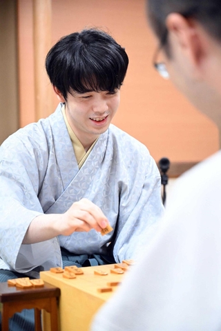 将棋の王位戦５連覇を果たし、永世王位の資格を獲得した