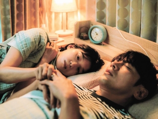 映画「愛に乱暴」の一場面（©２０１３吉田修一／新潮社　©２０２４　「愛に乱暴」製作委員会）