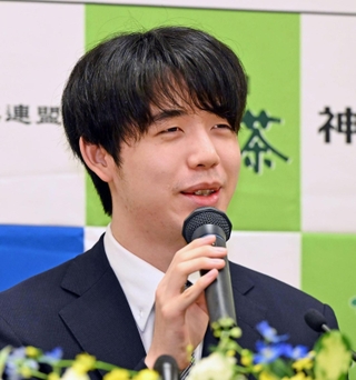 王位戦５連覇から一夜明けて会見する藤井聡太王位＝２９日午前、神戸市北区有馬町、中の坊瑞苑（撮影・大田将之）
