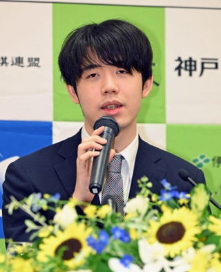 王位戦５連覇から一夜明けて会見する藤井聡太王位＝２９日午前８時３８分、神戸市北区有馬町、中の坊瑞苑（撮影・大田将之）