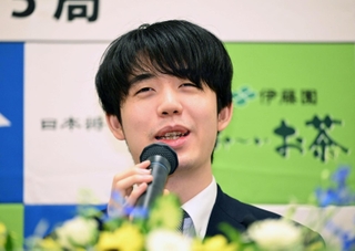 王位戦５連覇から一夜明けて会見する藤井聡太王位＝２９日午前８時４４分、神戸市北区有馬町、中の坊瑞苑（撮影・大田将之）