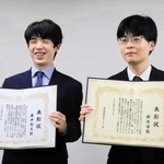表彰状を手にする（左から）藤井聡太七冠と藤本渚五段＝８月１日、大阪市福島区、関西将棋会館