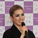 会見で笑顔を見せる彩風咲奈＝宝塚市栄町１、宝塚大劇場（撮影・小林良多）