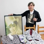 春日野八千代さんゆかりの品と、それを譲り受けた草葉達也さん＝神戸市中央区