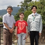 ＮＨＫ朝ドラ「おむすび」の神戸ロケに臨んだ（左から）緒形直人さん、橋本環奈さん、新納慎也さん＝２１日午後、神戸市灘区（撮影・小林良多）