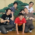 稽古場で、今回の公演でイメージするポーズを取る茂山千五郎（前列右）ら出演者＝京都市内