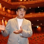 阪神・淡路大震災から３０年の節目が近づくのを受け、思いを語る佐渡裕＝西宮市高松町、兵庫県立芸術文化センター大ホール（撮影・笠原次郎）
