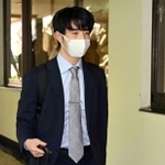 会場入りする藤井聡太王位＝２６日午後、神戸市北区有馬町、中の坊瑞苑（撮影・大田将之）