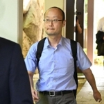 会場入りする渡辺明九段＝２６日午後、神戸市北区有馬町、中の坊瑞苑（撮影・大田将之）