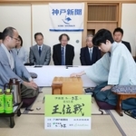 第５局で初手を指す藤井聡太王位（右）。左は渡辺明九段＝２７日午前、神戸市北区有馬町、中の坊瑞苑（撮影・笠原次郎）