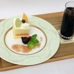 渡辺明九段の午前のおやつメロンショートケーキとアイスコーヒー＝２７日午前、神戸市北区有馬町、中の坊瑞苑（撮影・笠原次郎）
