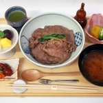 藤井聡太王位の昼食「神戸牛と淡路産玉葱の丼ぶり膳」とお～いお茶宇治抹茶（左奥）＝２７日午後、神戸市北区有馬町、中の坊瑞苑（撮影・笠原次郎）