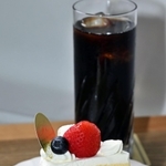 渡辺明九段の２日目午前のおやつ「苺ショートケーキ」とアイスコーヒー＝２８日午前、神戸市北区有馬町、中の坊瑞苑（撮影・風斗雅博）