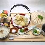 藤井聡太王位の２日目の昼食「鱧と夏野菜の天婦羅うどん」＝２８日午後、神戸市北区有馬町、中の坊瑞苑（撮影・風斗雅博）