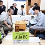 第５局を終え、感想戦で対局を振り返る藤井聡太王位（右）と渡辺明九段＝２８日午後、神戸市北区有馬町、中の坊瑞苑（撮影・大田将之）