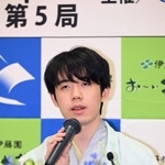 王位戦５連覇を果たし、会見に応じた藤井聡太王位＝２８日午後７時５６分、神戸市北区有馬町、中の坊瑞苑（撮影・大田将之）