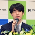 王位戦５連覇から一夜明けて会見する藤井聡太王位＝２９日午前８時３８分、神戸市北区有馬町、中の坊瑞苑（撮影・大田将之）
