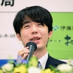 王位戦５連覇から一夜明けて会見する藤井聡太王位＝２９日午前８時４４分、神戸市北区有野町、中の坊瑞苑（撮影・大田将之）