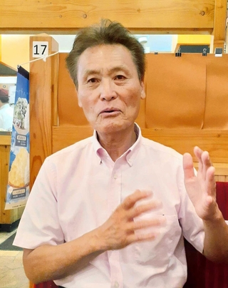 「アスベストを語る時に読んでもらえれば、亡くなった兄と友人はきっと喜んでくれると思う」と話す方政雄さん＝尼崎市内