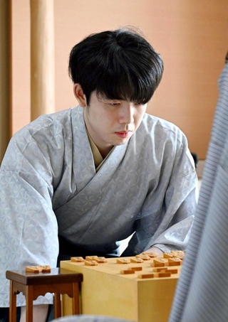 王位戦第５局２日目の昼食休憩後、対局に臨む藤井聡太王位（撮影・風斗雅博）＝８月２８日午後、神戸市北区、中の坊瑞苑