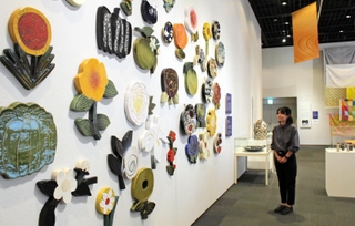 ビルゲル・カイピアイネンの「ウォール・プレート」と石本藤雄の「陶の花」シリーズ＝神戸ファッション美術館