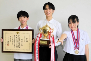 全国高等学校総合文化祭・囲碁部門の団体戦で優勝した（左から）北野圭亮さん、歳安輝さん、松田佳央理さん＝神戸市東灘区、灘高校