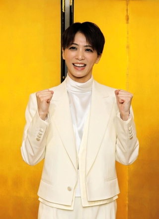 千秋楽で披露する「パッションポーズ」を決める星組トップスターの礼真琴さん＝大阪市北区茶屋町、ホテル阪急インターナショナル