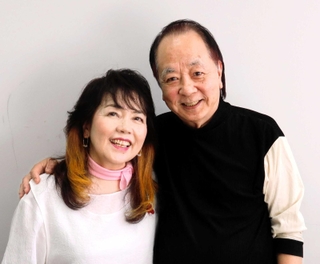 結成５０周年記念のコンサートを開く紙ふうせんの後藤悦治郎（右）と平山泰代＝神戸新聞社