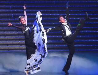 ショーで伸びやかなダンスを披露した永久輝せあ（右）と星空美咲＝宝塚大劇場（撮影・笠原次郎）