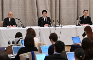 会見する嶋田泰夫阪急電鉄社長（中央）ら＝３月２８日、大阪府豊中市