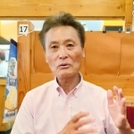 「アスベストを語る時に読んでもらえれば、亡くなった兄と友人はきっと喜んでくれると思う」と話す方政雄さん＝尼崎市内