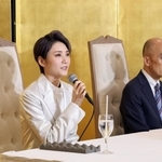 来春の退団を発表する宙組トップの芹香斗亜さん（左）と宝塚歌劇団の村上浩爾理事長＝３日午前１１時２２分、大阪市北区（撮影・小林良多）