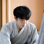 王位戦第５局２日目の昼食休憩後、対局に臨む藤井聡太王位（撮影・風斗雅博）＝８月２８日午後、神戸市北区、中の坊瑞苑