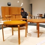 木のあたたかみを感じられる家具＝神戸市東灘区向洋町中２、神戸ファッション美術館