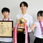 全国高等学校総合文化祭・囲碁部門の団体戦で優勝した（左から）北野圭亮さん、歳安輝さん、松田佳央理さん＝神戸市東灘区、灘高校