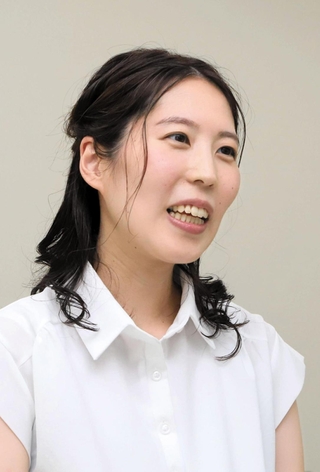 就位式後にインタビューに応じた福間香奈女流王位＝大阪市福島区、関西将棋会館