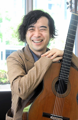 プログラムに込めた思いを語るクラシックギタリスト猪居謙＝神戸市中央区東川崎町１