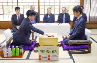 第１局で第一着を打つ芝野虎丸名人（左）。右は一力遼天元＝７日午前、名古屋市東区、文化のみち橦木館