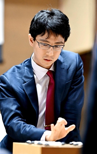第１局で芝野虎丸名人に勝利し、対局を振り返る一力遼天元＝７日午後、名古屋市東区、文化のみち橦木館