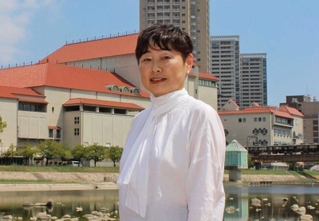 「少し心の距離を置いて、歌劇団の動きを見つめたい」と語る細川貂々さん＝宝塚市湯本町