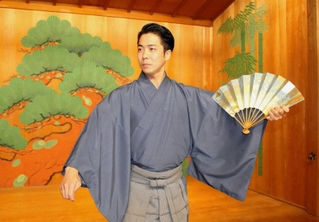 「目指すところは祖父。祖父の能を自分なりに解釈し、取り入れている」と話す笠田祐樹＝神戸市長田区大塚町２、上田能楽堂