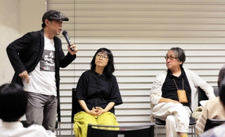 マスコミのあるべき姿などについて話す（左から）松本創さん、菊地夏野さん、酒井隆史さん＝神戸市中央区小野浜町１