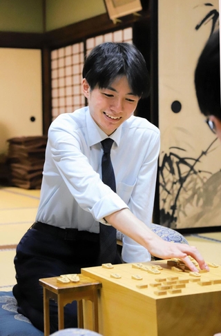 指し直し局を制した後、感想戦で対局を振り返る上野裕寿四段＝１３日午後、加古川市加古川町北在家、鶴林寺