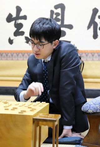 指し直し局で敗れた後、感想戦で対局を振り返る岡部怜央四段＝１３日午後、加古川市加古川町北在家、鶴林寺
