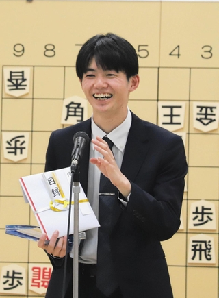 第14期加古川青流戦で優勝後、大盤解説会であいさつする上野裕寿四段＝１４日午後、加古川市加古川町、ウェルネージかこがわ