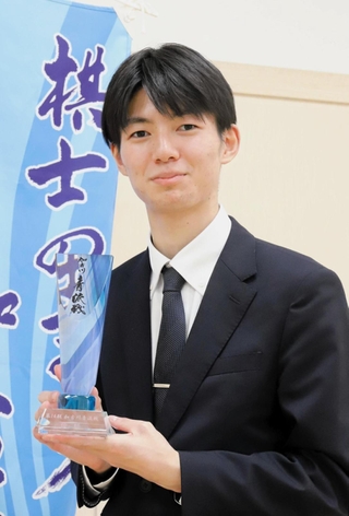 第14期加古川青流戦で優勝してトロフィーを手にする上野裕寿四段＝１４日午後、加古川市加古川町、ウェルネージかこがわ