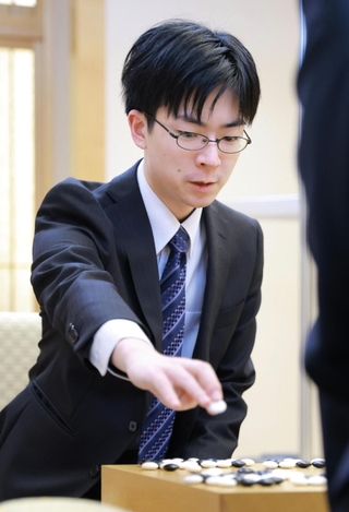 第２局で一力遼天元に勝ち、対局を振り返る芝野虎丸名人＝18日午後、札幌市中央区、京王プラザホテル札幌